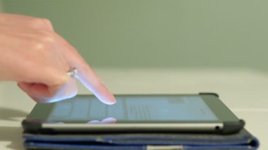 Yakın çekim yazarak sanal klavyede soyut