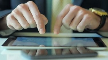 Tablet bilgisayar iletiyi yazarak işadamı kapatmak