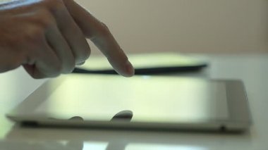 Yakın bir Tablet erkek el kadar soyut