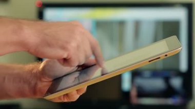 Portre erkek el bir Tablet bilgisayar evde kullanma