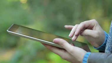 Yakın genç kadın yazdı e-posta açık havada