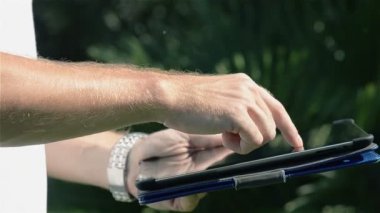 Yakın Ipad parkta kullanan adam kadar soyut
