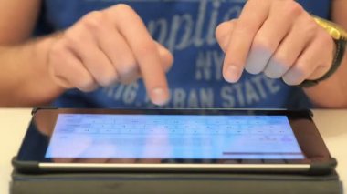 Erkek el tablet bilgisayarda yazarak dokunmatik ekran