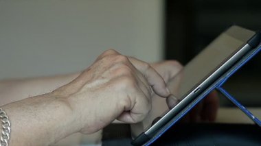 Eski eller yaşlı kişinin Tablet kullanma