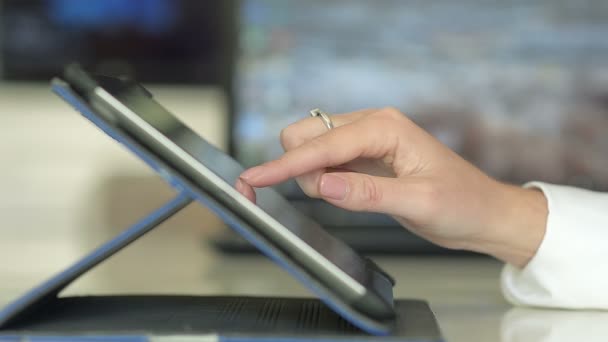 Primer plano de la mano femenina en la pantalla IPad — Vídeos de Stock