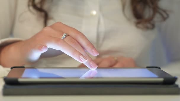 Close Up della ricerca femminile mano sullo schermo Ipad — Video Stock
