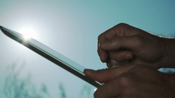 Erkek el kullanarak Ipad güneşli bir günde kapatın — Stok video