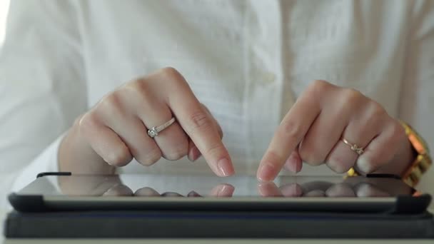 Primer plano manos femeninas escribiendo en el teclado virtual — Vídeos de Stock