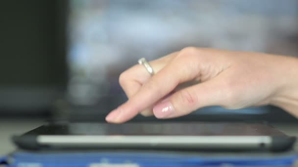 Acercamiento de mano femenina usando en la pantalla del Ipad — Vídeos de Stock