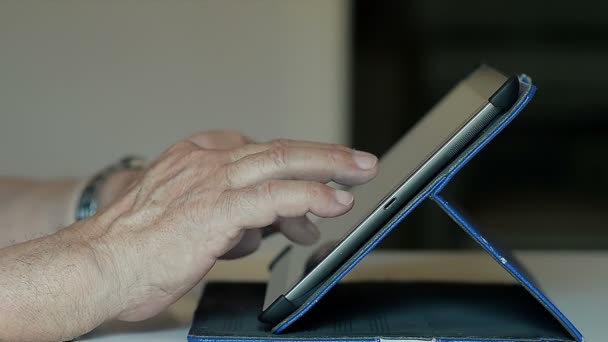 Régi kezek idős személy írjon egy e-mailt tabletta otthon — Stock videók