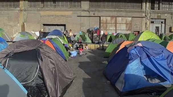 De Syrische vluchtelingen leven in een tentenkamp in de Griekse havenstad — Stockvideo