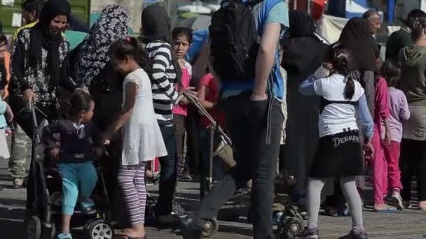 Πρόσφυγες με τα μικρά παιδιά που περιμένουν τη σειρά τους να πάρουν τα τρόφιμα — Αρχείο Βίντεο