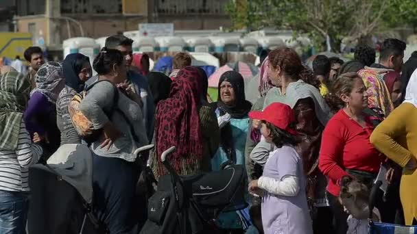 Refugiados sirios haciendo cola por comida y agua en el camping — Vídeo de stock