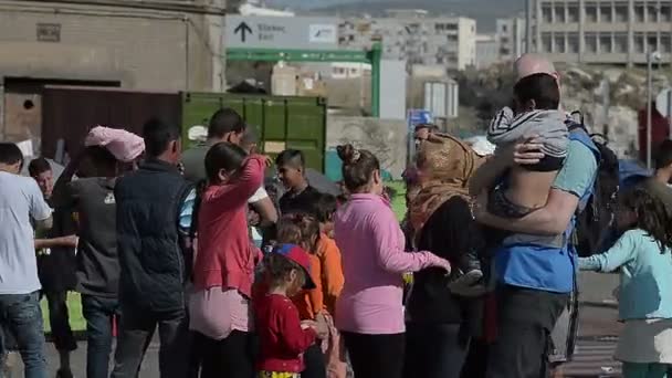 The social worker carry the lost Syrian boy home to his parents — Stock Video