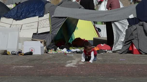 Menino sírio caminha no acampamento para refugiados — Vídeo de Stock