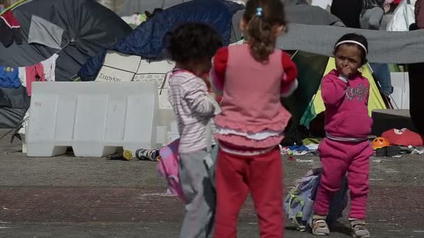 Filhinhos de refugiados sírios caminham em um campo de refugiados — Vídeo de Stock
