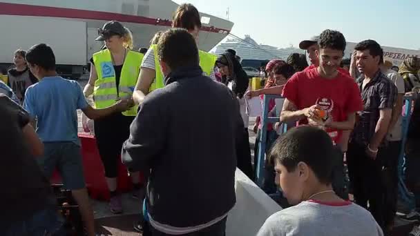 Sociální služby krmit hladovějící syrských uprchlíků v stanový tábor — Stock video