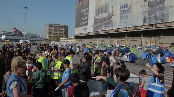 Organizacja charytatywna dystrybucją żywności dla syryjskich uchodźców w obozie — Wideo stockowe