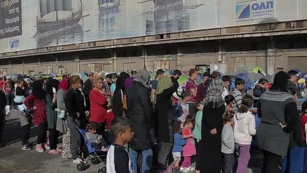 Очередь за едой сирийских беженцев в кемпинг в греческом порту — стоковое видео