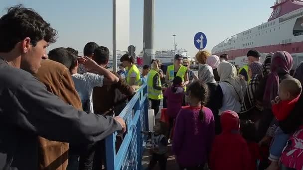 Les réfugiés syriens reçoivent de la nourriture et de l'eau d'une organisation caritative — Video