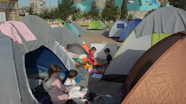 Дети сирийских беженцев в палаточном лагере играют в игры — стоковое видео
