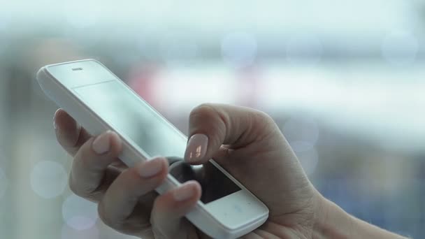 Close-up van bericht van het schrijven van de jonge vrouw op Smart-Phone — Stockvideo