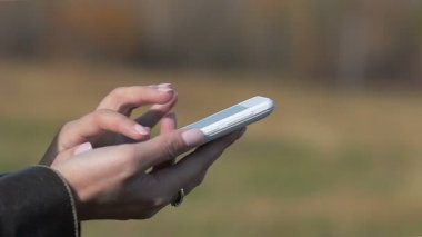 Açık havada akıllı telefon kullanan kadın kadar kapatın