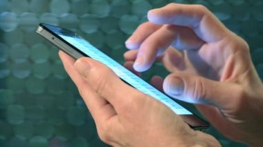 Yakın akıllı telefon kullanan kadın kadar soyut