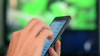 Evde bir akıllı telefon kullanarak yakın çekim