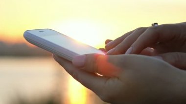 Sunset bulvarında akıllı telefon kullanarak el kadar kapatın