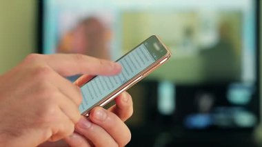Bir Smartphone kullanarak bir adam el yakın çekim 