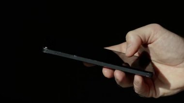 Closeup adam bir mesaj Smartphone üzerinde yazıyor. 
