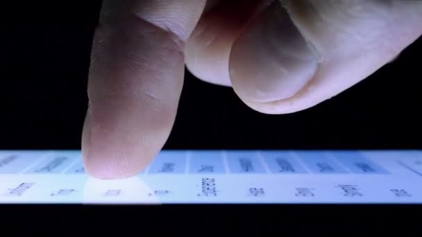 Αρσενική χέρι χρησιμοποιώντας ένα έξυπνο τηλέφωνο στο σκοτάδι — Αρχείο Βίντεο