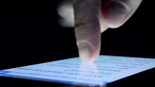 På nära håll med hjälp av en Smart-Phone i mörkret — Stockvideo