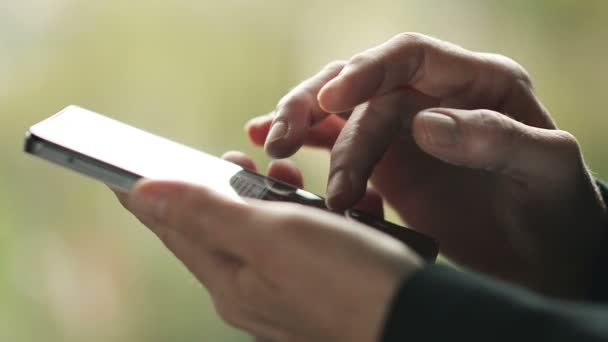 Close Up Woman escribe un mensaje en el teléfono inteligente — Vídeos de Stock