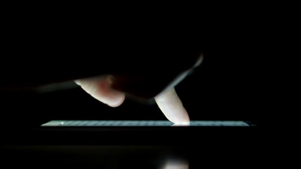 Dedo feminino na tela do telefone inteligente no escuro — Vídeo de Stock