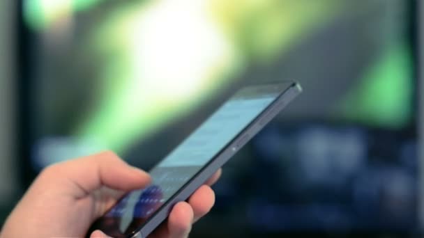 Nära håll händerna textning på Smart-telefonen hemma — Stockvideo