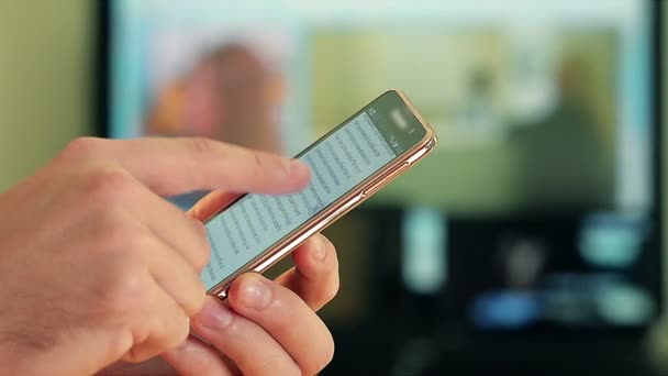 Κοντινό πλάνο του χεριού ο άνθρωπος χρησιμοποιώντας ένα Smartphone — Αρχείο Βίντεο