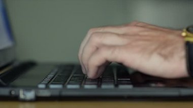 Erkek close-Up hızlı tipik bir dizüstü bilgisayar klavye üzerinde eller