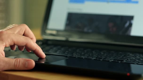 Zamknij się męskiej ręki pracę na komputerze przenośnym w domu strzał — Wideo stockowe