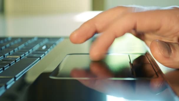 Просмотр вручную на ноутбуке с помощью сенсорной панели — стоковое видео