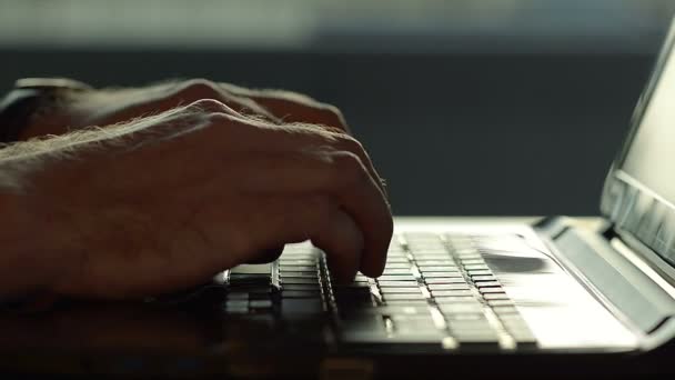 笔记本电脑键盘上打字的男性手 — 图库视频影像