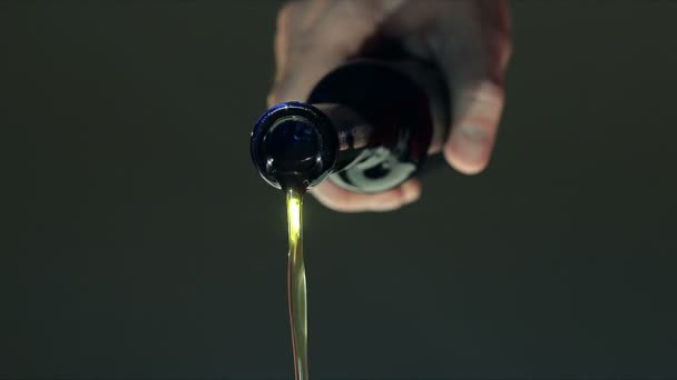 Close Up van Hand stroomt uit de fles olijfolie — Stockvideo
