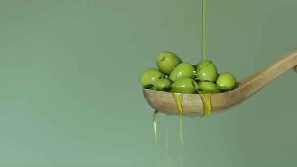 Aceite de Oliva Goteando En Una Cuchara Con De Aceitunas — Vídeo de stock