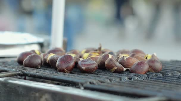 Abstrakta närbild Street Food kastanjer — Stockvideo