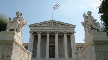 Antik Yunan filozofları Eflatun ve Sokrates heykelleri