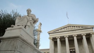 Yunan filozofları Eflatun ve Sokrates mermer heykelleri