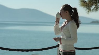 Genç kız bir Cappuccino tatile içme