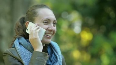 Telefonda açık havada bir genç kızın yakın çekim