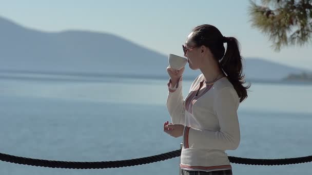 Ragazza che beve un cappuccino in vacanza — Video Stock